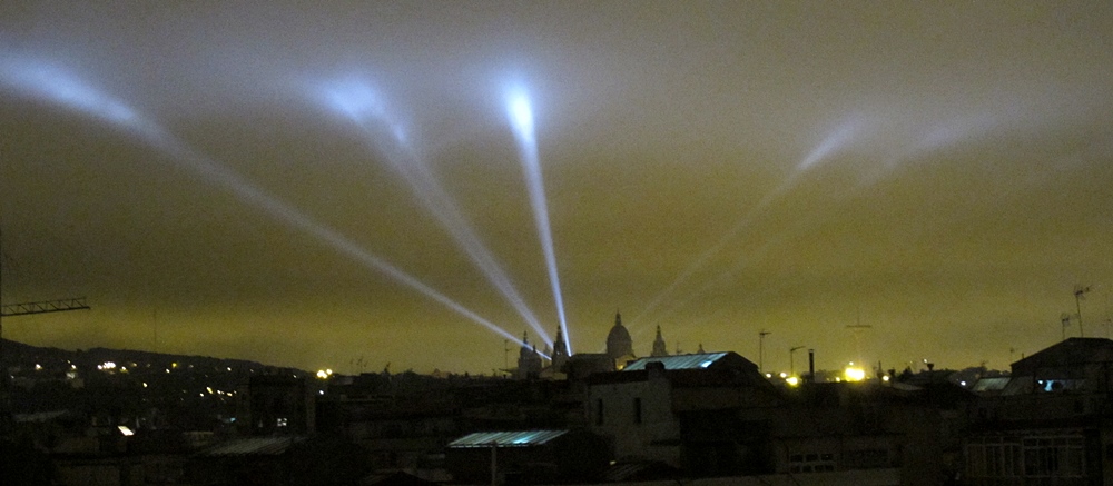 Eclairage nocturne à Barcelona. La pollution lumineuse du ciel nocturne prive une grande partie de la population du rapport, visuel comme symbolique, avec le cosmos (photo MN)