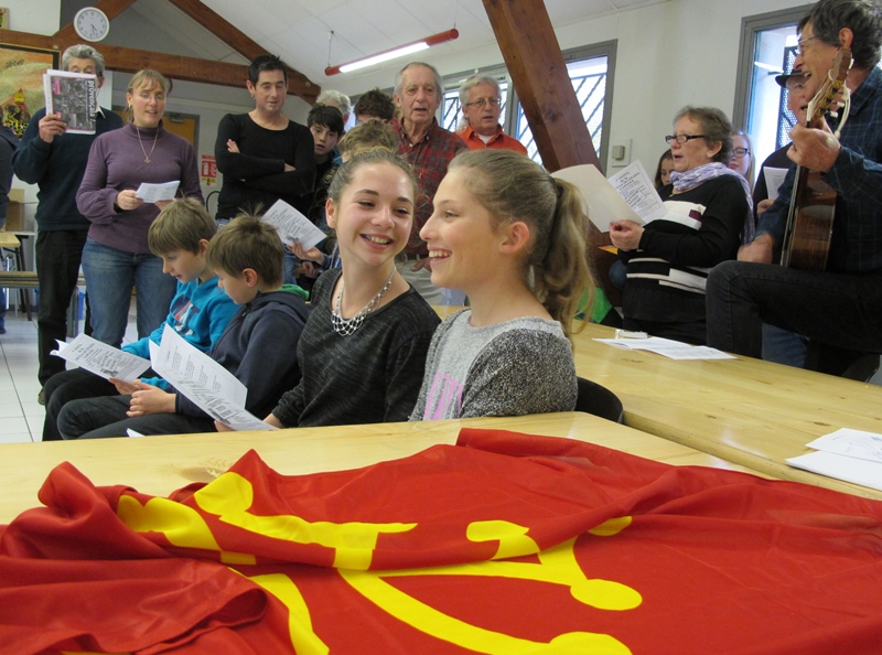 Un moment de convivialité d'abord, associée à la langue occitane qu'il s'agit de défendre, stylo en mains (photo MN)