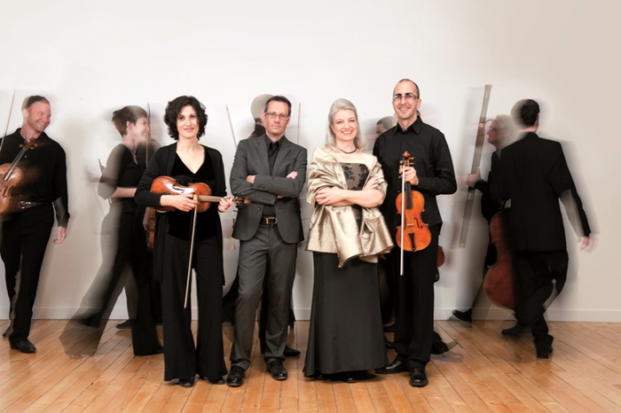Jean-Marc Aymes (violon en mains), Maria-Cristina Kiehr (robe noire dessus blanc) et le Concerto Soave (photo XDR)