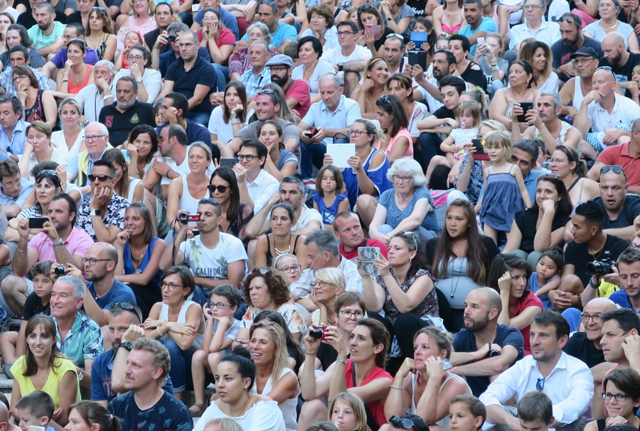 Avec les familles et amis, environ 3000 personnes se déplacent pour entendre chanter occitan (photo MN)