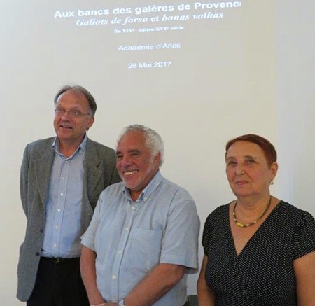 Felip Rigaud entouré par le pdt de l'Académie, Marc Heijman, et sa marraine, Odile Caylux (photo Viviano Roux DR)