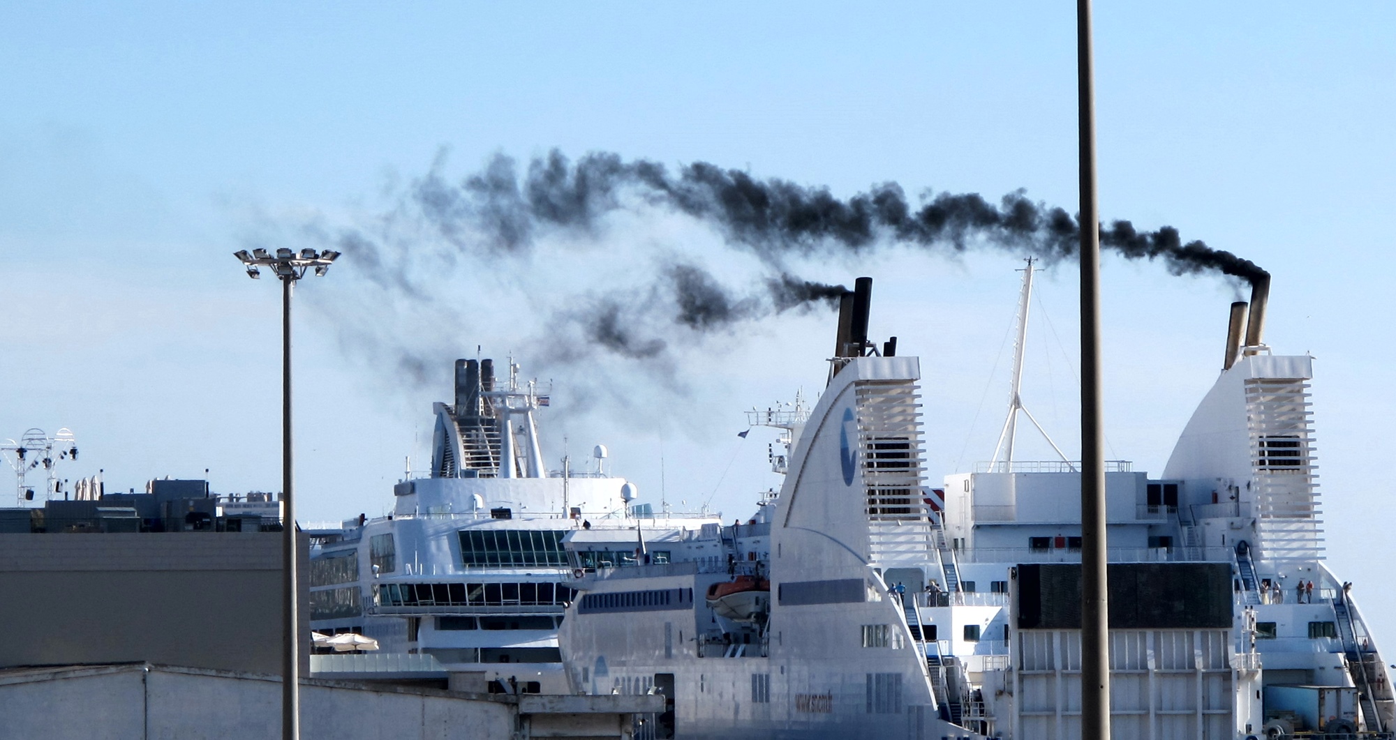 A Marseille les quais où accostaient ces navires sont électrifiés depuis 2017. Les navires n'ont plus besoin de faire tourner leurs moteurs une fois à quai (photo MN)