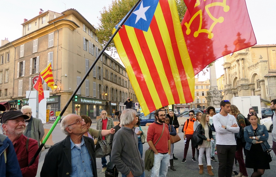 Un premier rassemblement, à la veille de la suspension du statut d'autonomie de la Catalogne (photo MN) Un premier rassemblement, à la veille de la suspension du statut d'autonomie de la Catalogne (photo MN)