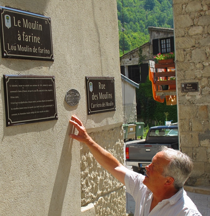 Un registre des noms de lieux est disponible à l'IGN, et peut alimenter une politique locale de récupération des noms de lieux (photo MN)