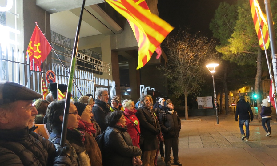 Une progressive meilleure compréhension de la crise en Catalogne ? Ici rassemblement à Marseille le premier décembre pour réclamer la libération des prisonniers politiques. Le POC et EELV l'organisaient (photo MN)