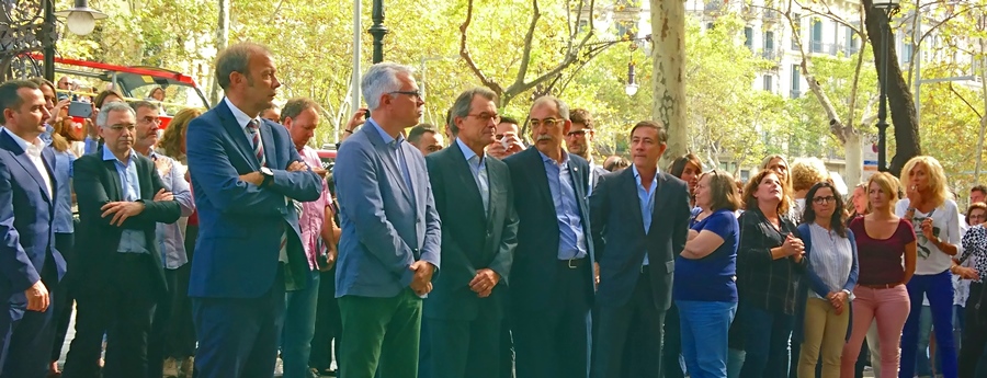 Autour de l'ex-président de la Generalitat Artur Mas, le personnel du service aux entreprises observent un quart d'heure de grève symbolique, le 2 octobre, en signe de protestation contre les violences policières de la veille (photo MN)