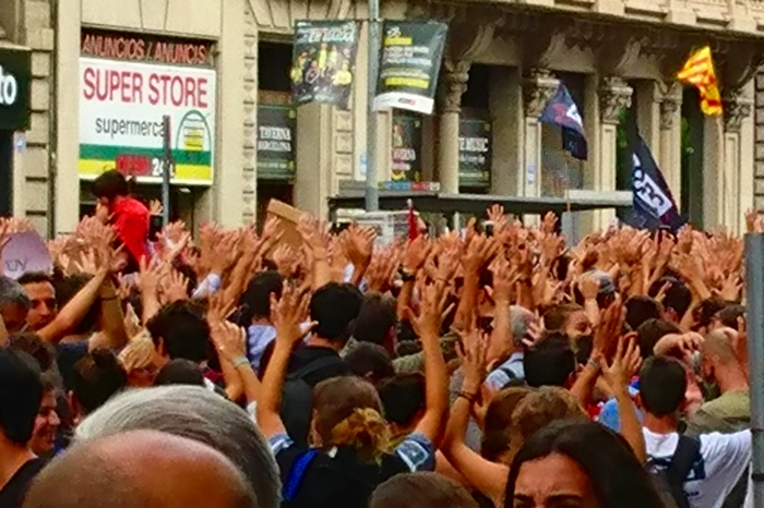 Manifestants pacifiques à Barcelona le 2 octobre 2017. Un Etat qui se réforme assez pour miser plus sur l'éducatif que sur le répressif ? (Photo MN)