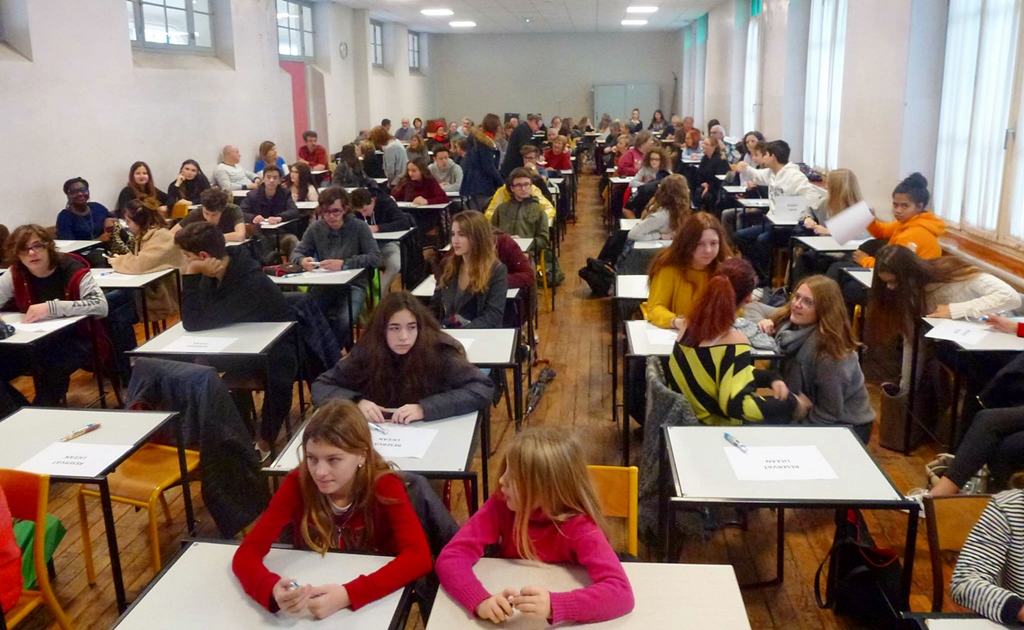 Plus de deux cents personnes à Nice, où plusieurs associations s'associent pour una Dictada importante. Ici les collégiens et lycéens qui apprennent le niçois (photo IEO 06)