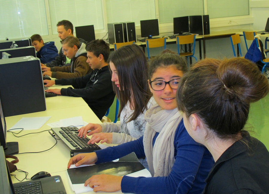 Dans la salle d'informatique du collège Simone de Beauvoir, mise en ligne des articles en provençal (photo MN)