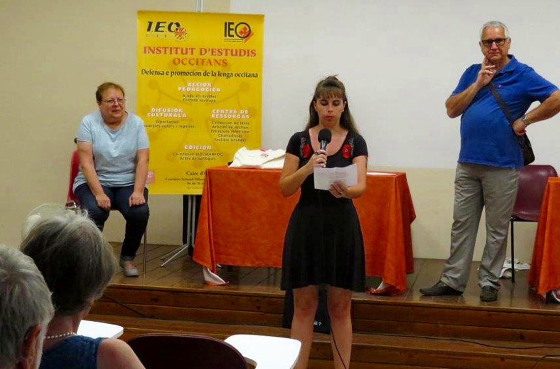Amy Cros, elle même souvent primée entre Aran et Provence, annonce les résultats à l'Université Occitane d'Eté de Nîmes (photo xDR)