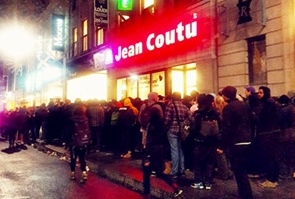 La nuit dernière à Montréal, file d'attente pour l'ouverture de la première boutique dédiée à la vente légale de canabis (photo MD DR)