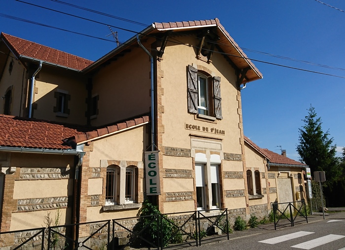 Au Hameau Saint-Jean, la Calandreta de Gap connait le succès public, et doit pousser les murs pour accueillir plus d'enfants dans de bonnes condition, en particulier en assurant l'isolation des locaux et en créant un atelier. On y pratique les méthodes Freinet pour enseigner en occitan alpin (photo MN)