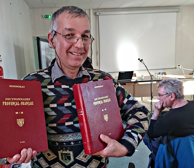 Le dictionnaire d'Honnorat, un Dignois. Cette somme est disponible à la Librairie Occitane de Gap, dont le fonds et l'intérêt ont été présentés par un de ses animateurs, Michèu Prat. 3000 références qui peuvent être commandées de n'importe où (photo MN) Le dictionnaire d'Honnorat, un Dignois. Cette somme est disponible à la Librairie Occitane de Gap, dont le fonds et l'intérêt ont été présentés par un de ses animateurs, Michèu Prat. 3000 références qui peuvent être commandées de n'importe où (photo MN)