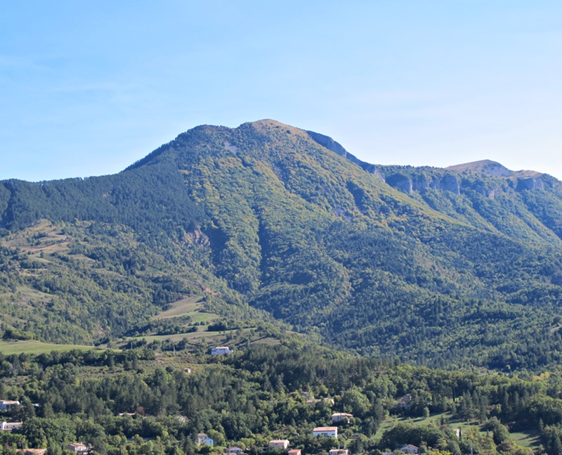 La montagne du Cousson, visible depuis l'Espe, un nom qui, encore, évoque la hauteur, comme la plupart, a rappelé le toponymiste Gérard Tautil (photo MN)