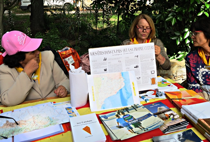 Au stand du Cercle Catalan de Marseille, lors de la Fèst'Aquí de La Ciotat, au mois de juin 2018 (photo MN) Au stand du Cercle Catalan de Marseille, lors de la Fèst'Aquí de La Ciotat, au mois de juin 2018 (photo MN)