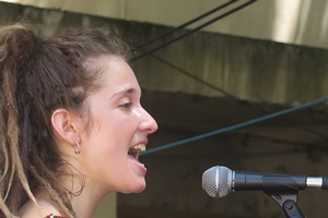 L'occitan est langue officielle partout en Catalogne, malgré le faible nombre de locuteurs, comme ici l'auteure-interprète Alidé Sans (photo MN) L'occitan est langue officielle partout en Catalogne, malgré le faible nombre de locuteurs, comme ici l'auteure-interprète Alidé Sans (photo MN)