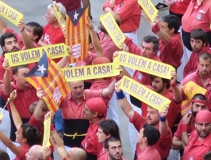 Arènes de Tarragona, octobre 2018, les castellers réclament la fin des répressions politiques. La revendication est partagée par une large majorité des Catalans. Ils ne sont plus seuls. (photo MN)