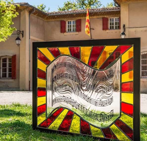 Le vitrail posé au Cep d'Oc symbolise l'amitié entre Provençaux et Catalans photo XDR)