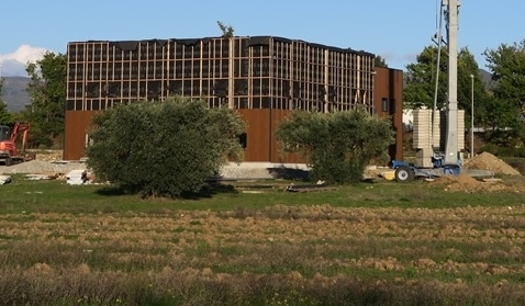 Une nouvelle zone d'activité pousse sur des terres agricoles, ici en vallée de Durance (photo MN)