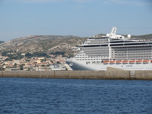 Les ouvriers affectés par la pneumonie travaillaient sur un navire de ce type, ici dans les quartiers Nord de Marseille (photo MN)