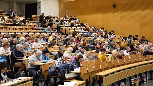 A l'Université de Nice plusieurs associations s'étaient alliées pour réussir cette manifestation qui a réuni plus de deux cents personnes pour une dictée en occitan (photo IEO 06 DE)