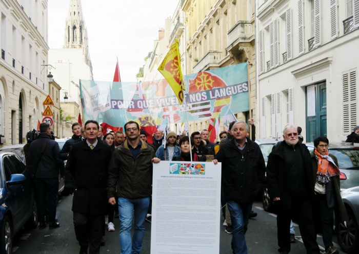 Le 30 novembre dernier, les défenseurs de l'enseignement de toutes les langues minoritaires de l'hexagone protestent unitairement à Paris (photo MN) Le 30 novembre dernier, les défenseurs de l'enseignement de toutes les langues minoritaires de l'hexagone protestent unitairement à Paris (photo MN)