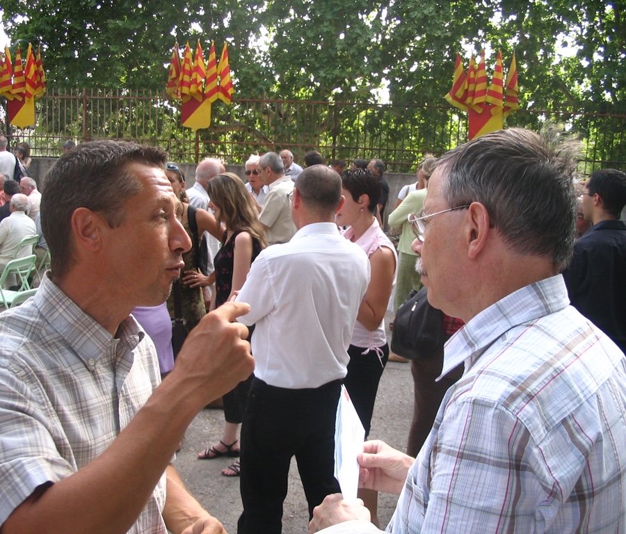 En discussion avec Pèire Brechet : "nous avons eu de sacrés débats pour mettre au point le "Communiquer en occitan provençal" (photo MN)