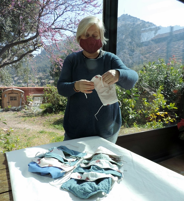 A dix minutes les aînées de l'EHPAD reçoivent les masques de Patricia. L'an passé ce sont elles qui tricotaient pour sa petite fille à la maternité (photo PJ DR)