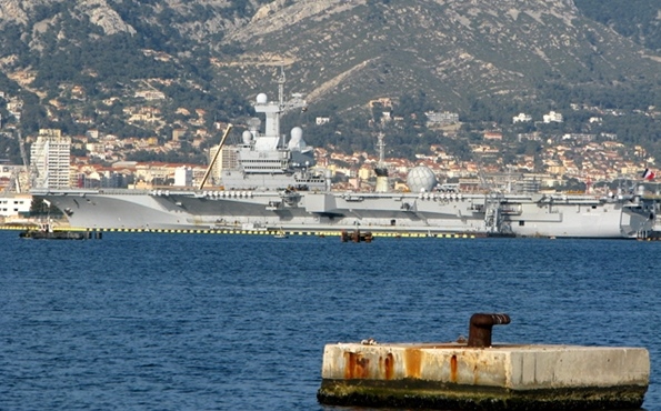 Le porte-avions Charles de Gaulle à Toulon, son port d'attache (photo MN) Le porte-avions Charles de Gaulle à Toulon, son port d'attache (photo MN)