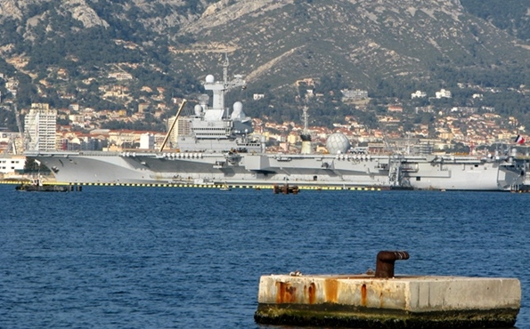 Le porte-avions Charles de Gaulle à Toulon, son port d'attache (photo MN)