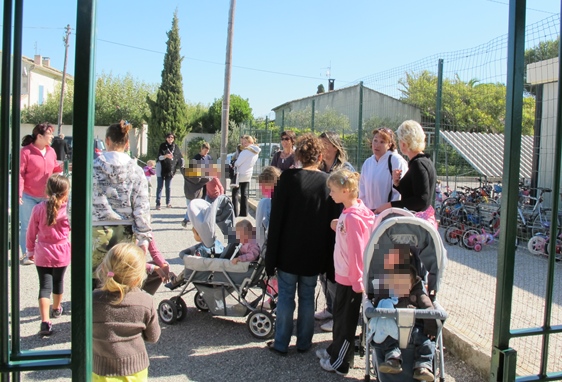 Les parents mis devant un choix terrible quand ils travaillent tous deux : préférer affronter le risque sanitaire ou celui du chômage (photo archives Ecole Maillane)