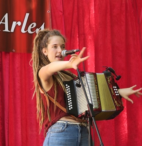 Parmi les invité(e)s un rééquilibrage féminin tardif. Ici Alidé Sans. Respecter les équilibres de toutes sortes a été une préoccupation du trio (photo MN)