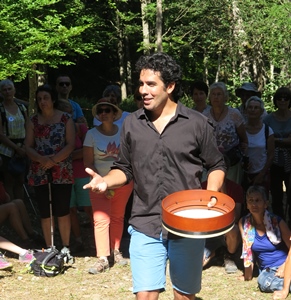 Damier Toumi (Tant que li siam) en 2017 lors de la restitution d'un stage de chant trad occitan dans le cadre du festival du Chaillol (photo MN)