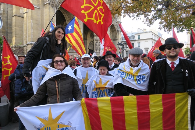 Le 30 novembre dernier une manifestation parisienne avait déjà montré la capacité de mobilisation des différents mouvements, unis, de maintenance et promotion de toutes les langues de France (photo MN)