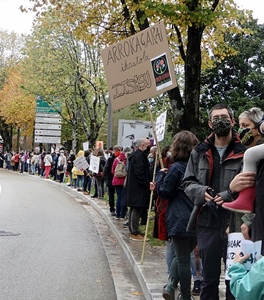 Le dix octobre dernier à Bayonne les militants de l'Euskara manifestent pour la possibilité de mener des projets scolaires bilingues à prééminence du basque. Un projet négocié avec l'Etat venait d'être refusé par le ministère de l'Education Nationale (photo XDR)