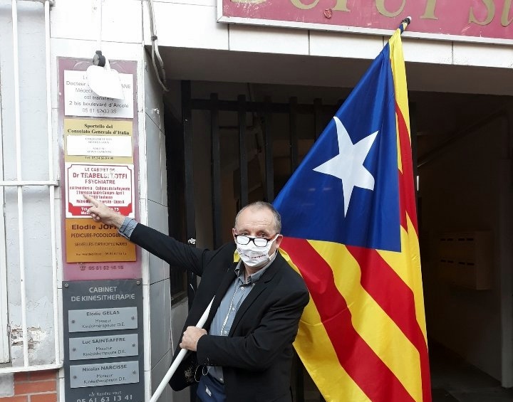 Devant le consulat d'Italie ce matin. Jacme Delmas s'est pointé à l'heure où les gens passent nombreux vers leur lieu de travail, "et plusieurs se sont trouvés intéressés et sont venus discuter" (photo JD DR)