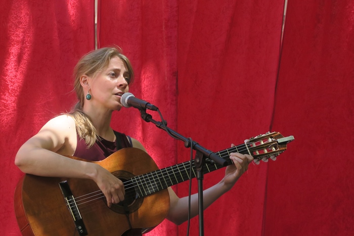 En juillet 2017 le public du festival arlésien Convivència découvre cette mélodiste accomplie, exprimant au mieux la poésie de Max Rouquette (photo MN) En juillet 2017 le public du festival arlésien Convivència découvre cette mélodiste accomplie, exprimant au mieux la poésie de Max Rouquette (photo MN)