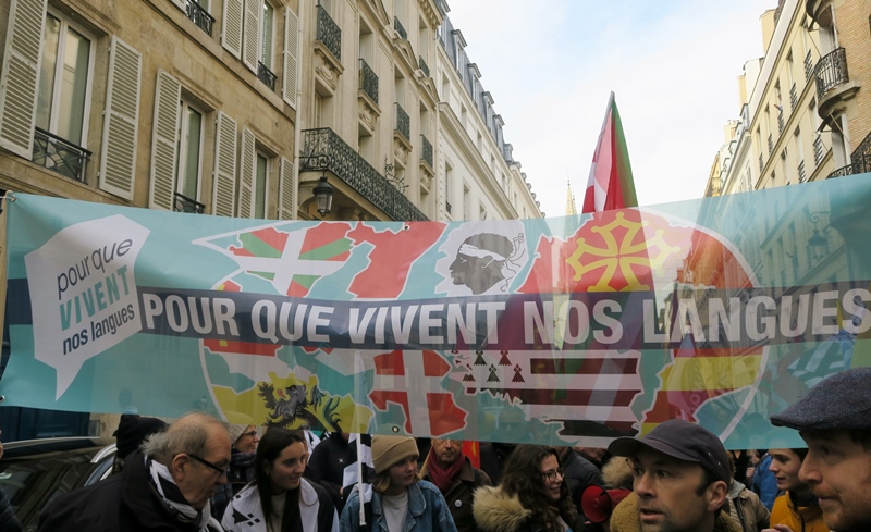 Novembre 2019 à Paris, six cents manifestants créent Pour Que Vivent Nos Langues... dix-huit mois plus tard la Loi Molac est votée par une majorité de députés ! (photo MN)