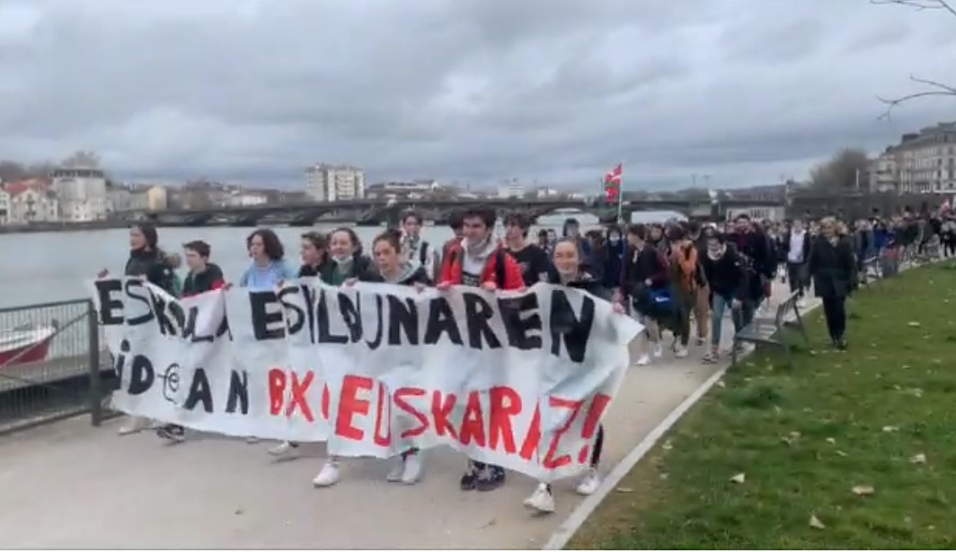 Le défilé précédant la chaîne humaine (photo Seaska DR) Le défilé précédant la chaîne humaine (photo Seaska DR)