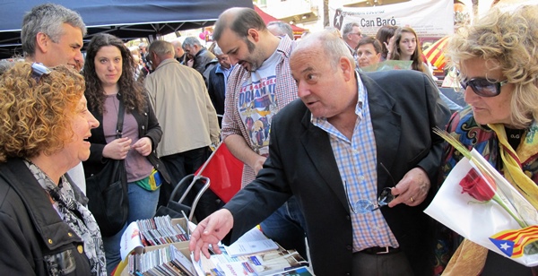 A la Sant-Jordi, le 23 avril, le Centre d'Agermament Occitano-Catala tient un stand très animé sur la Rambla (photo MN)