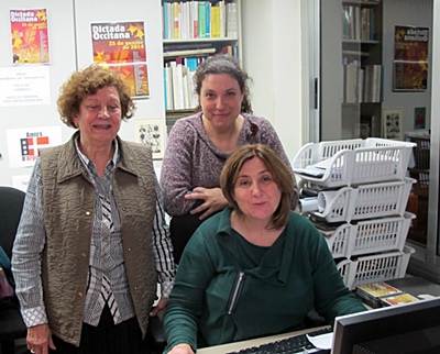 Avec la présidente du Caoc Nùria Bayó, les deux salariées du Centre, Dolors (assise) et Laia. Bon accueil garanti (photo MN)