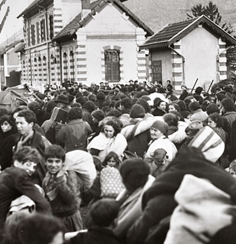 Février 1939 gare de Digne, en deux jours 2300 réfugiés sont accueillis dans l'urgence dans un département de 100 000 habitants. Rien n'est prévu et les maires sont sommés par le préfet d'accueillir un quota de personnes : le rejet ici, la solidarité sans compter là... (fonds archives départementales 04)