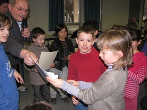 Les élèves de la Calandreta participent aussi aux évènements festifs hors l'école, comme ici lors de la Dictada de 2010 (photo MN)