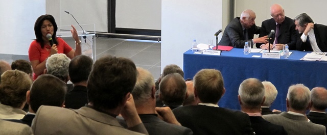 Samia Ghali, mairesse de Marseille XV-XVIè arrdts. Une voix discordante dans le concert du pacte anti métropole. A droite Georges Rosso (Le Rove), Jean-Claude Gaudin (Marseille Provence Métropole) et Georges Cristiani (Union des Maires des BdR) en conciliabule lors de l'AG de l'Union des Maires le 17 mai 2014 (photo MN) Samia Ghali, mairesse de Marseille XV-XVIè arrdts. Une voix discordante dans le concert du pacte anti métropole. A droite Georges Rosso (Le Rove), Jean-Claude Gaudin (Marseille Provence Métropole) et Georges Cristiani (Union des Maires des BdR) en conciliabule lors de l'AG de l'Union des Maires le 17 mai 2014 (photo MN)