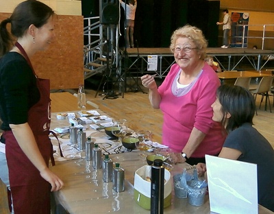 Une fête à Nyons sans huile d'olive ? Allons ! allons !... Ici dégustation d'huiles d'olive chez Emilie Lacroix, avec Mireille Roubé offrant son sourire aux lecteurs d'Aquo d'Aqui (photo AC DR)