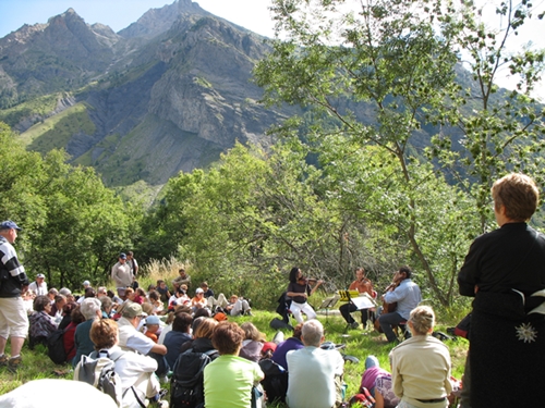 On interprète Mozart dans la vallée du Champoléon (Festival de Chaillol, août 2006, photo MN)