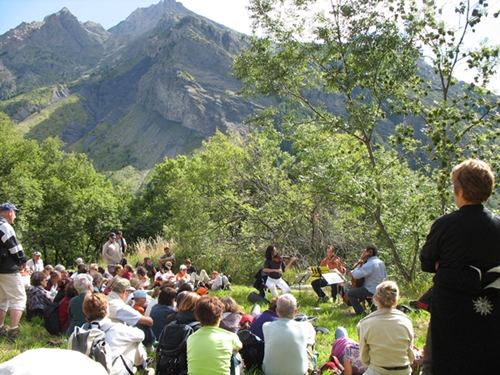 On interprète Mozart dans la vallée du Champoléon (Festival de Chaillol, août 2006, photo MN) On interprète Mozart dans la vallée du Champoléon (Festival de Chaillol, août 2006, photo MN)