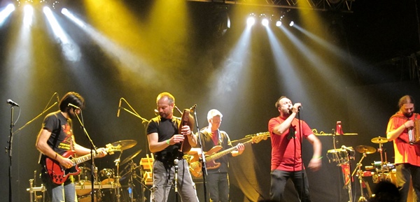 Le régime de l'intermittence du spectacle est propre à la France et à la Belgique. Aussi le groupe occitan des Valladas d'Italie Lou Seriol n'en bénéficie pas. Etendre le système à l'Europe ?  (photo MN)