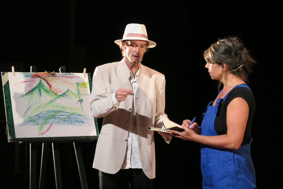 La mise en scène fait même intervenir les morts... Graham Greene, grand spécialiste en manipulations et secrets d'Etats, interrogé par une journaliste sicilienne sur des faits remontant à huit siècles, mais disant beaucoup sur notre propre époque (photo MN) La mise en scène fait même intervenir les morts... Graham Greene, grand spécialiste en manipulations et secrets d'Etats, interrogé par une journaliste sicilienne sur des faits remontant à huit siècles, mais disant beaucoup sur notre propre époque (photo MN)