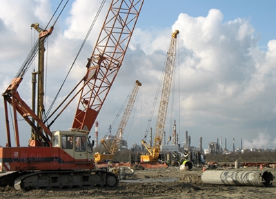 Février 2007, à Fos-sur-Mer le chantier de l'incinérateur de la communauté urbaine est lancé...sur un terrain où un bail de longue durée n'aurait pas du être accordé (photo MN)